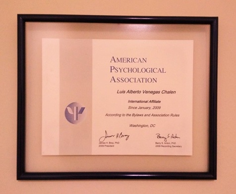 Certificado de Luis Venegas Chalen como miembro de la Asociación Psicológica de Estados Unidos en calidad de afiliado internacional.